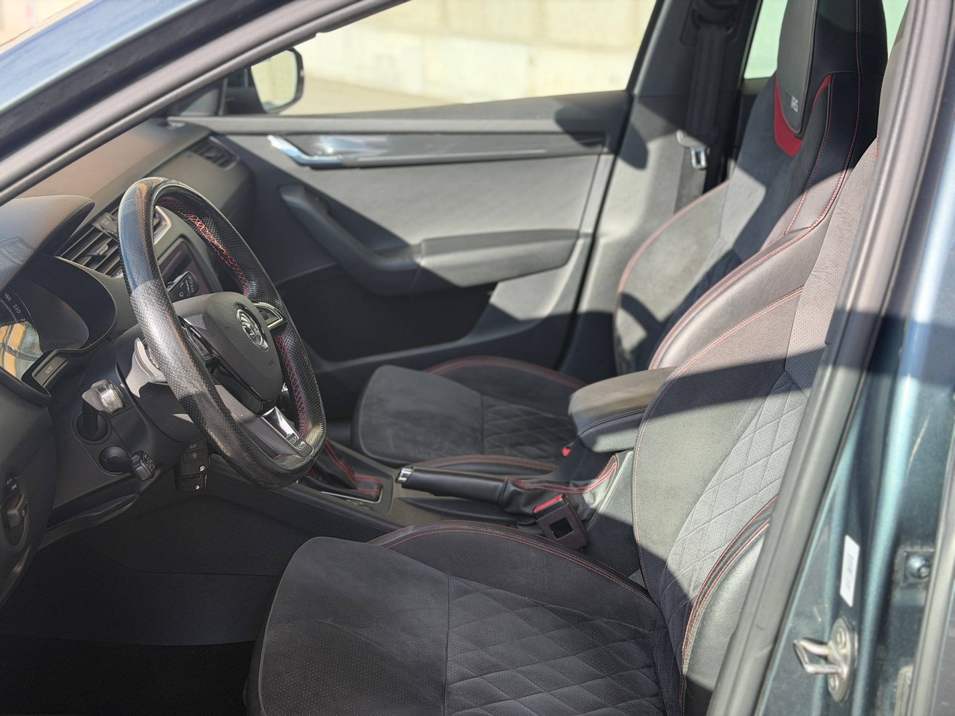 SKODA Octavia Combi 2.0 TDI RS 4x4 DSG-image-15
