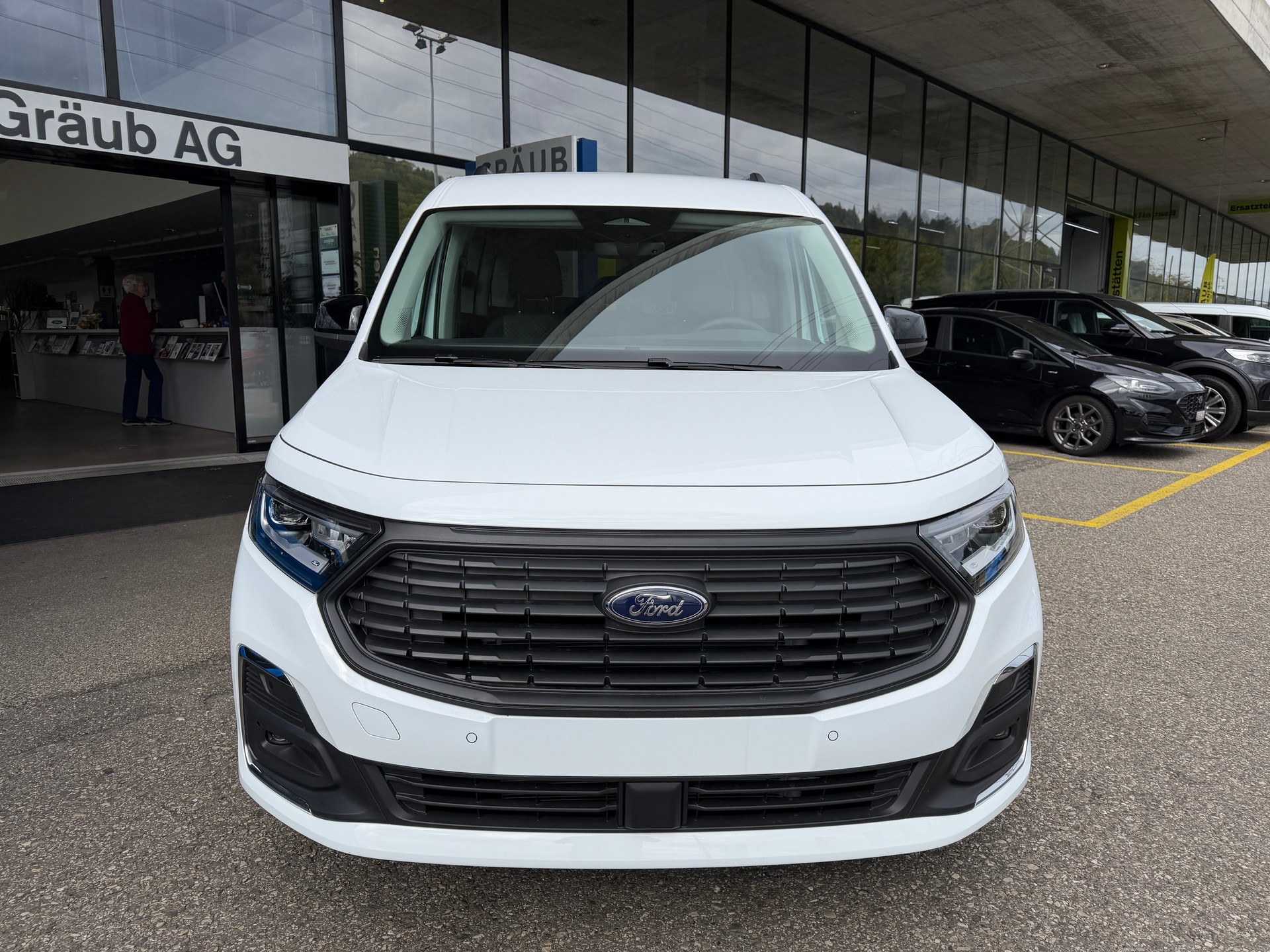 FORD Grand Tourneo Connect 1.5 PHEV Titanium Automat-image-1