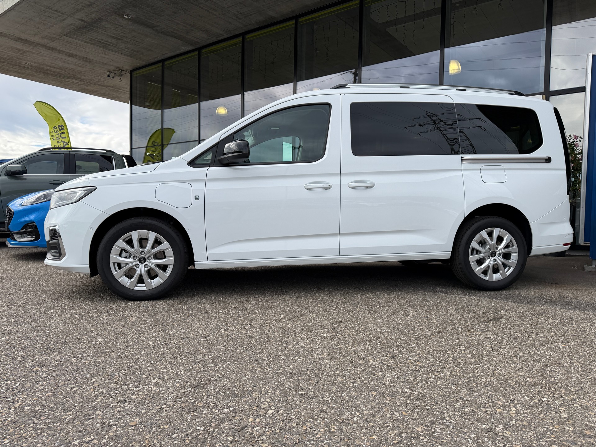 FORD Grand Tourneo Connect 1.5 PHEV Titanium Automat-image-3