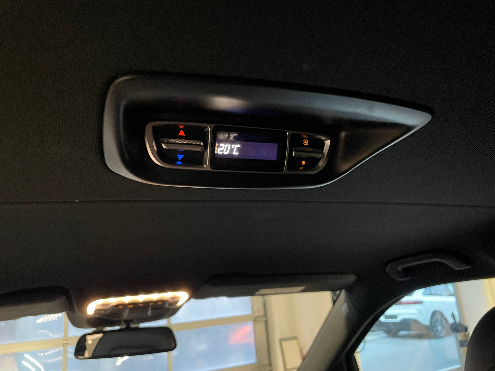MERCEDES-BENZ V 300 d lang Swiss Edition 4Matic 9G-Tronic-image-13
