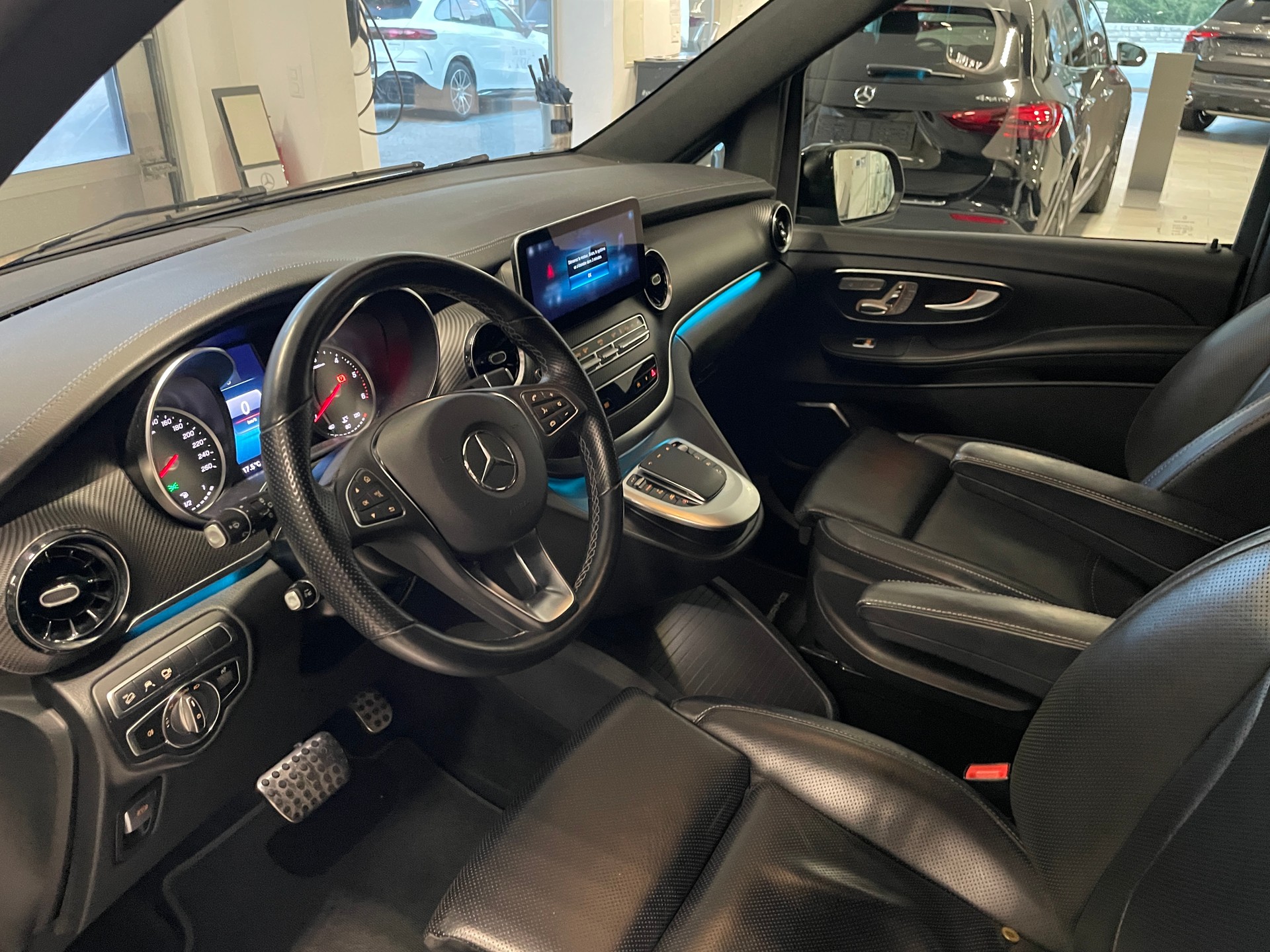 MERCEDES-BENZ V 300 d lang Swiss Edition 4Matic 9G-Tronic-image-10