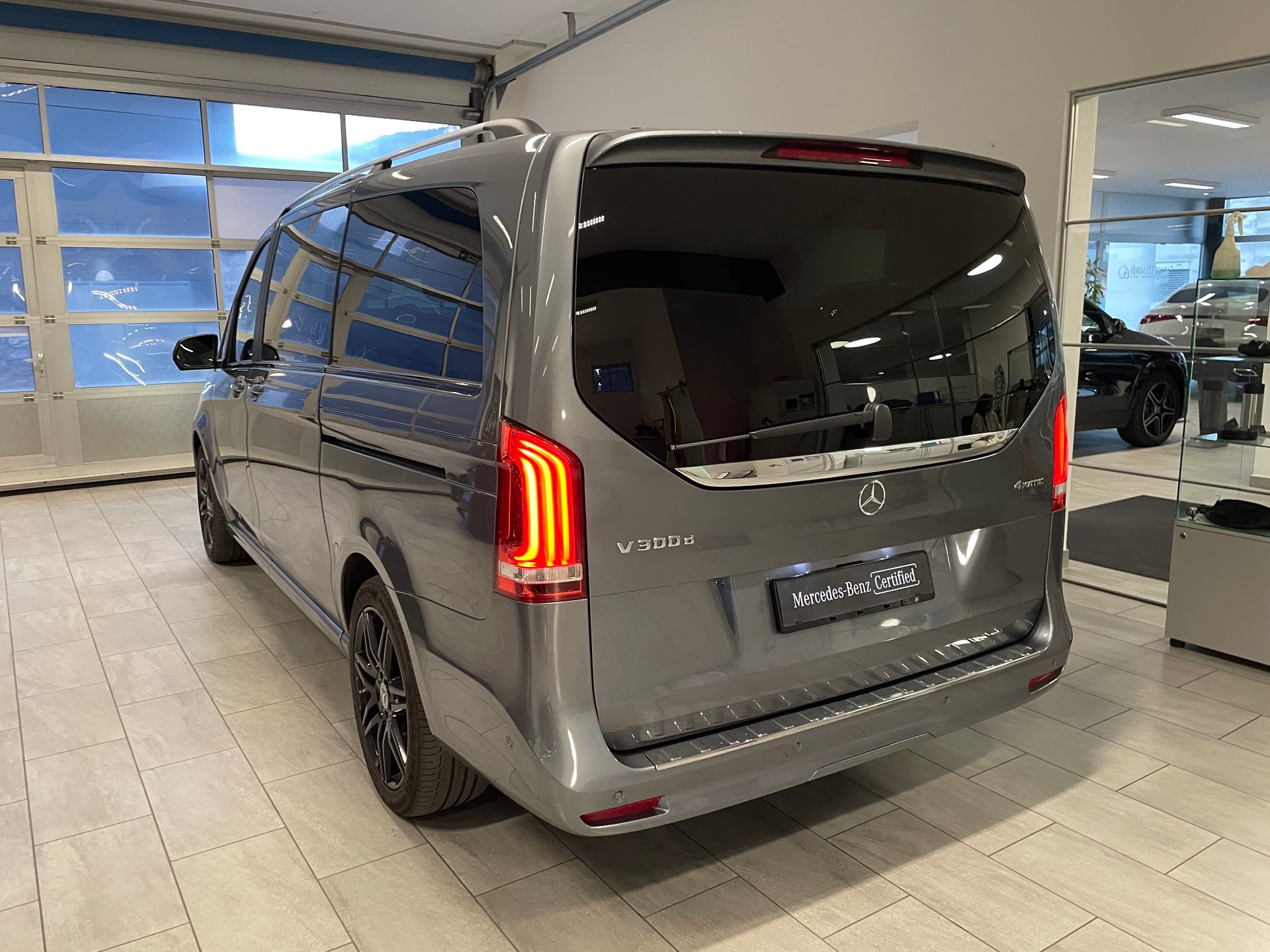 MERCEDES-BENZ V 300 d lang Swiss Edition 4Matic 9G-Tronic-image-5