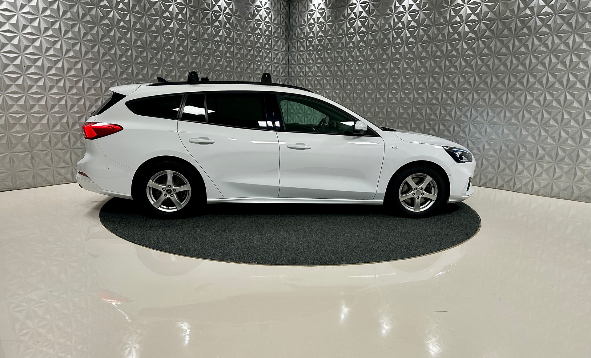 FORD Focus 1.0 SCTi ST Line Automatic-image-3