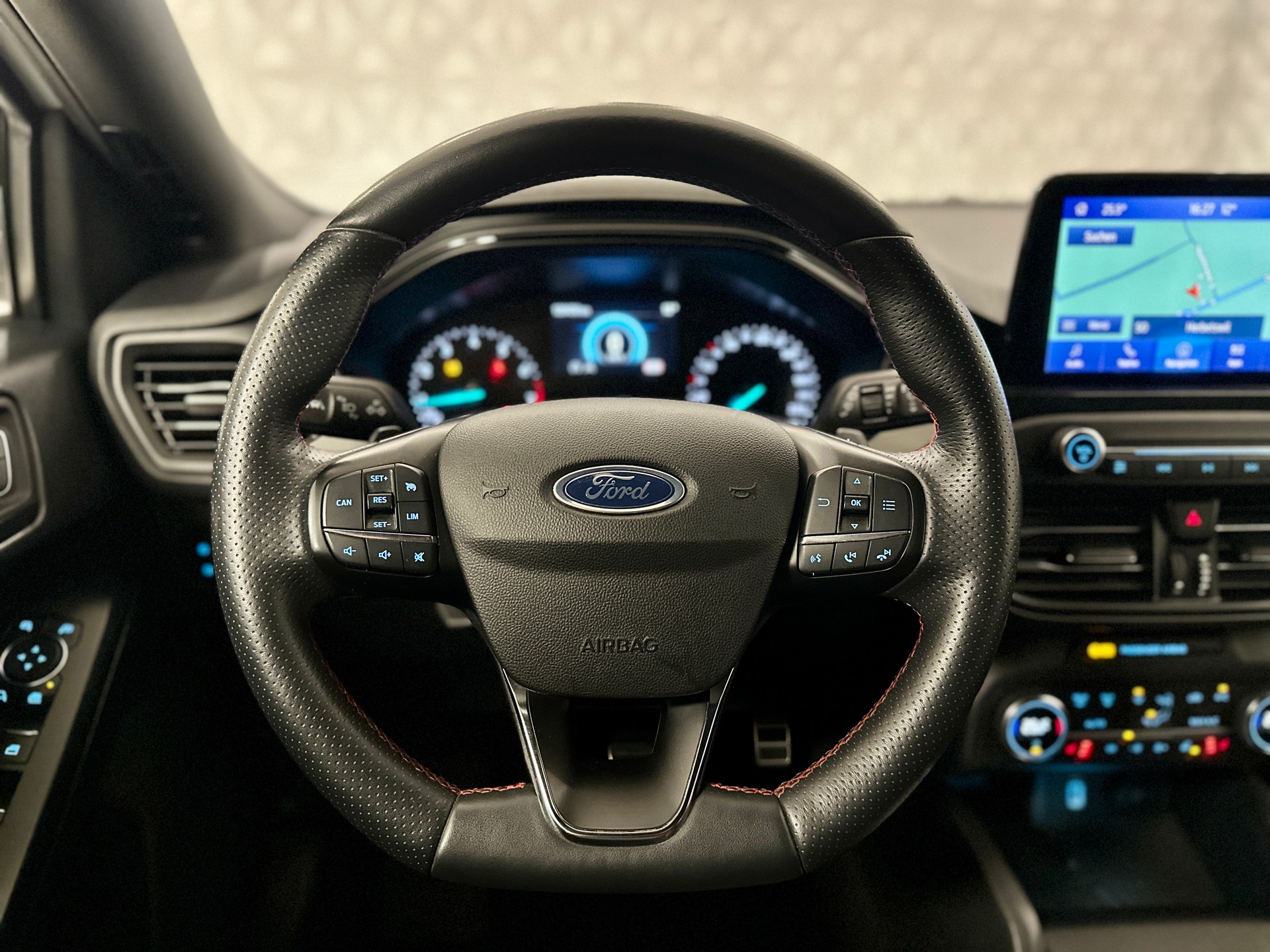 FORD Focus 1.0 SCTi ST Line Automatic-image-22