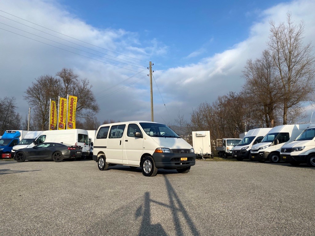 TOYOTA HI-ACE D-4D 9 Plätze-image-0