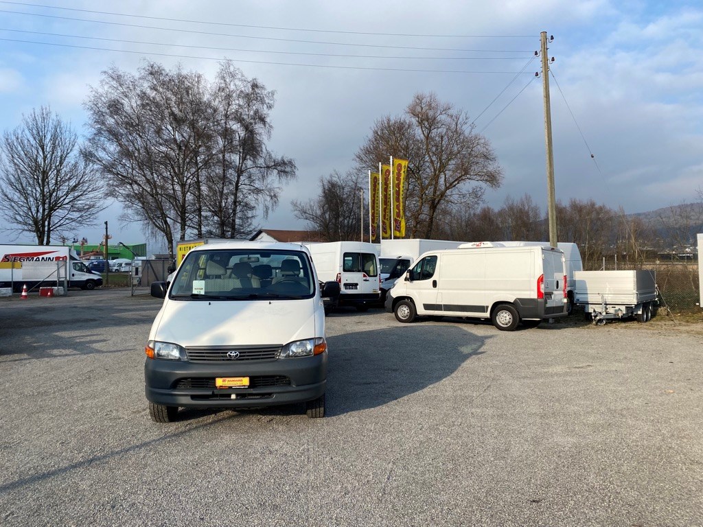 TOYOTA HI-ACE D-4D 9 Plätze-image-1