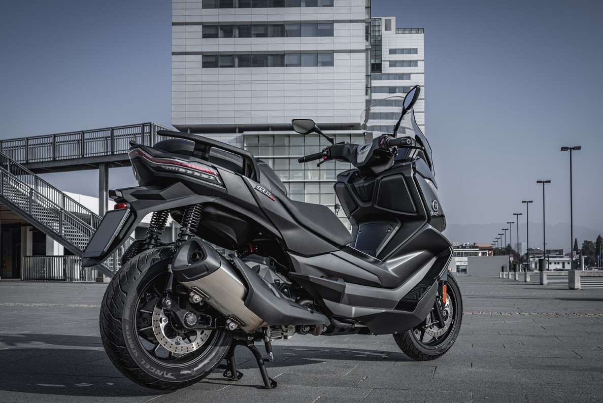 VOGE SR4 Max Luxury-showroom-element-1