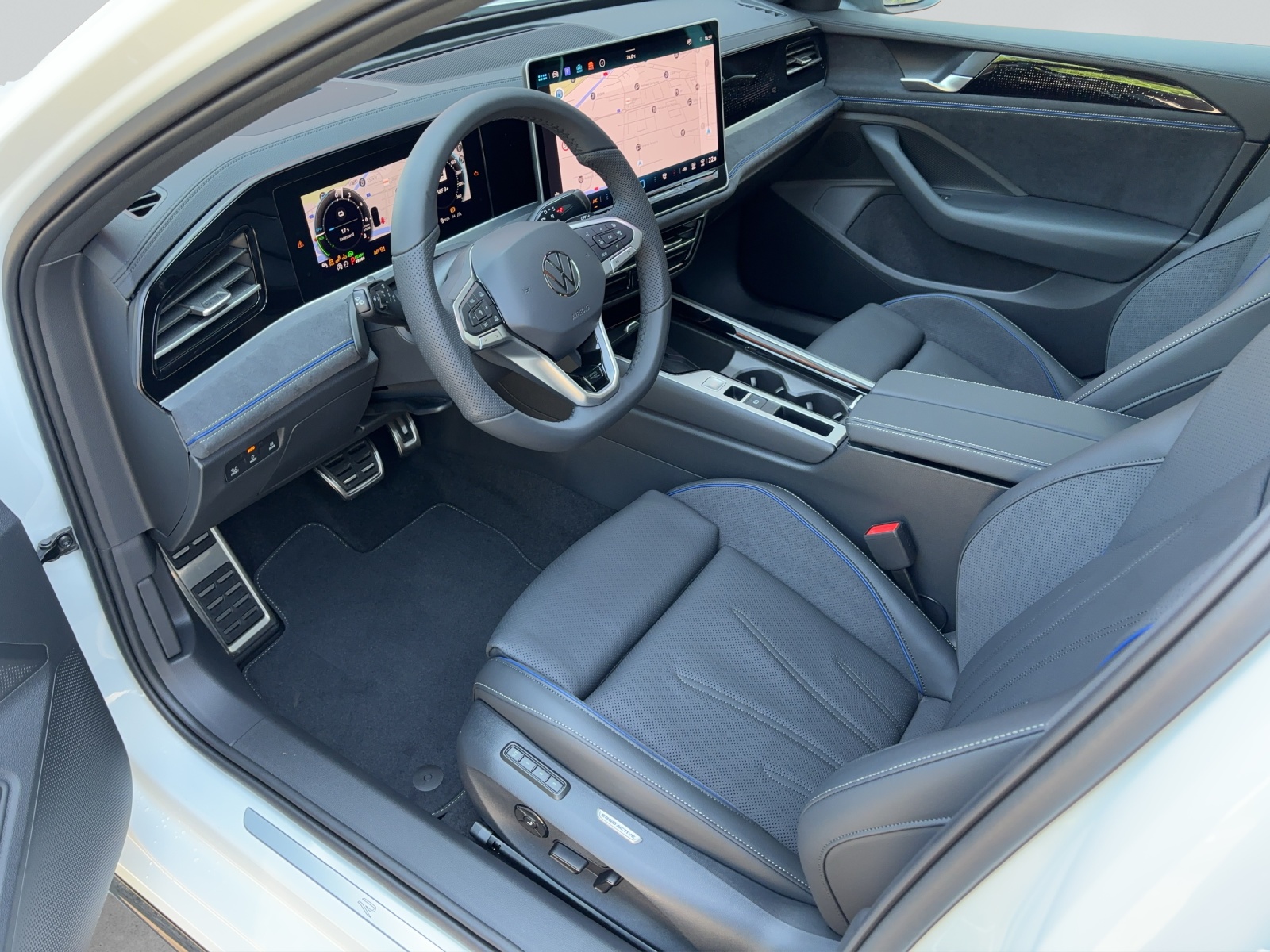 VW Passat Variant 1.5 TSI evo2 Plug-In- Hybrid R-Line DSG-image-4