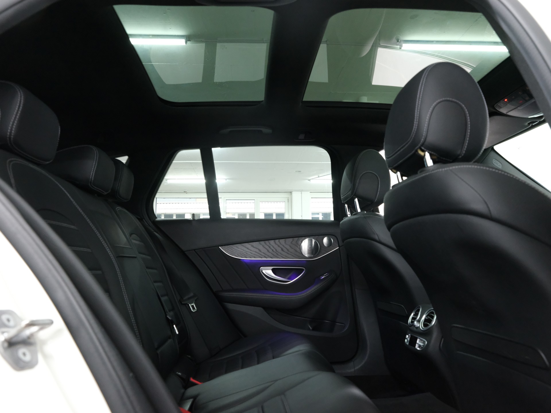 MERCEDES-BENZ C 200 Swiss Star AMG Line 4M 9G-Tronic-image-12