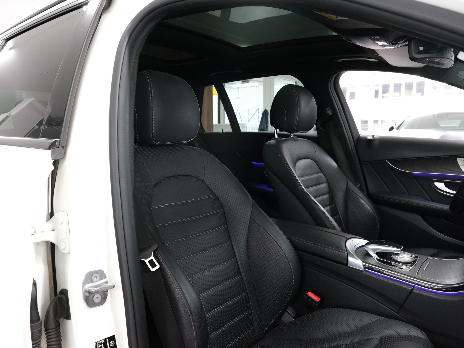 MERCEDES-BENZ C 200 Swiss Star AMG Line 4M 9G-Tronic-image-11
