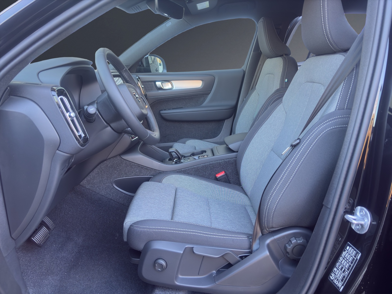 VOLVO XC40 B3 Benzin Mild Hybrid Plus Dark DCT-image-12