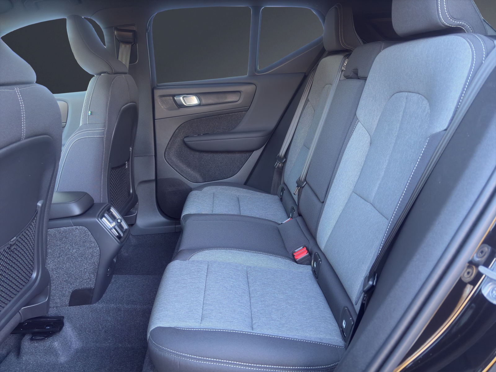 VOLVO XC40 B3 Benzin Mild Hybrid Plus Dark DCT-image-11