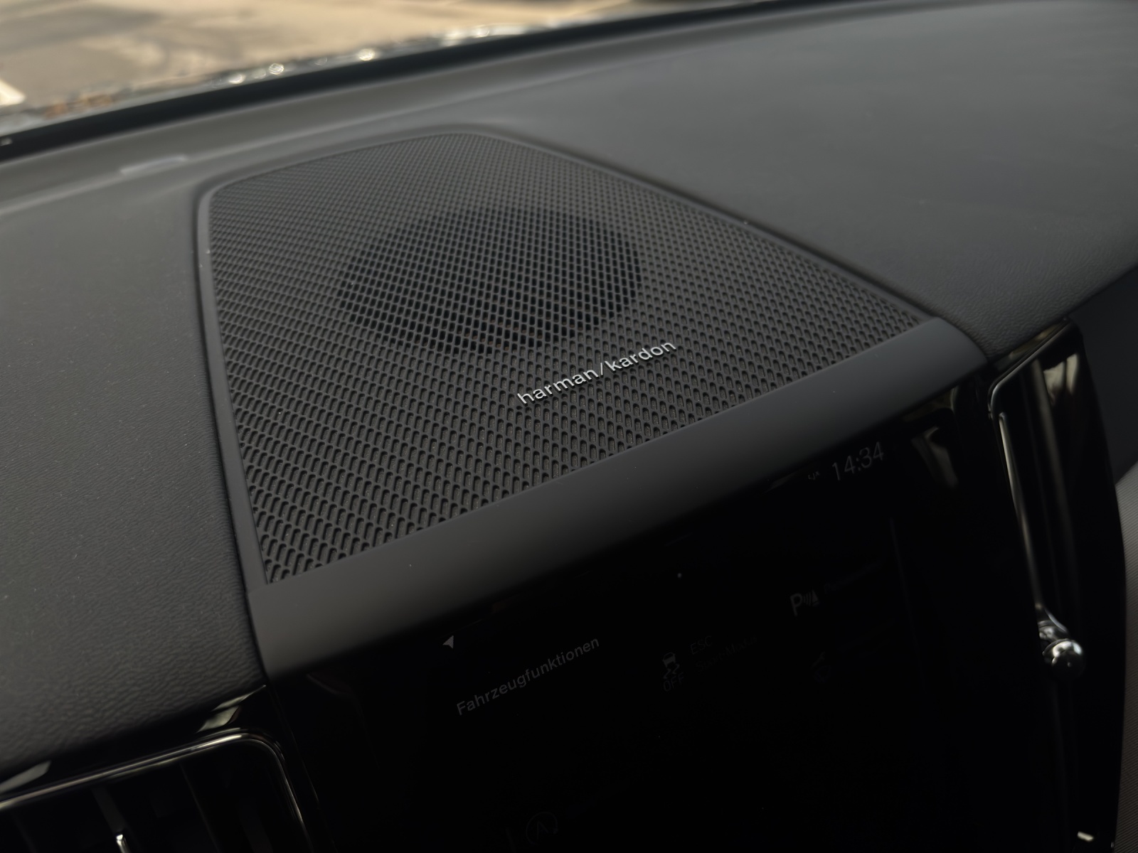 VOLVO XC60 2.0 B5 MH R-Design AWD-image-14