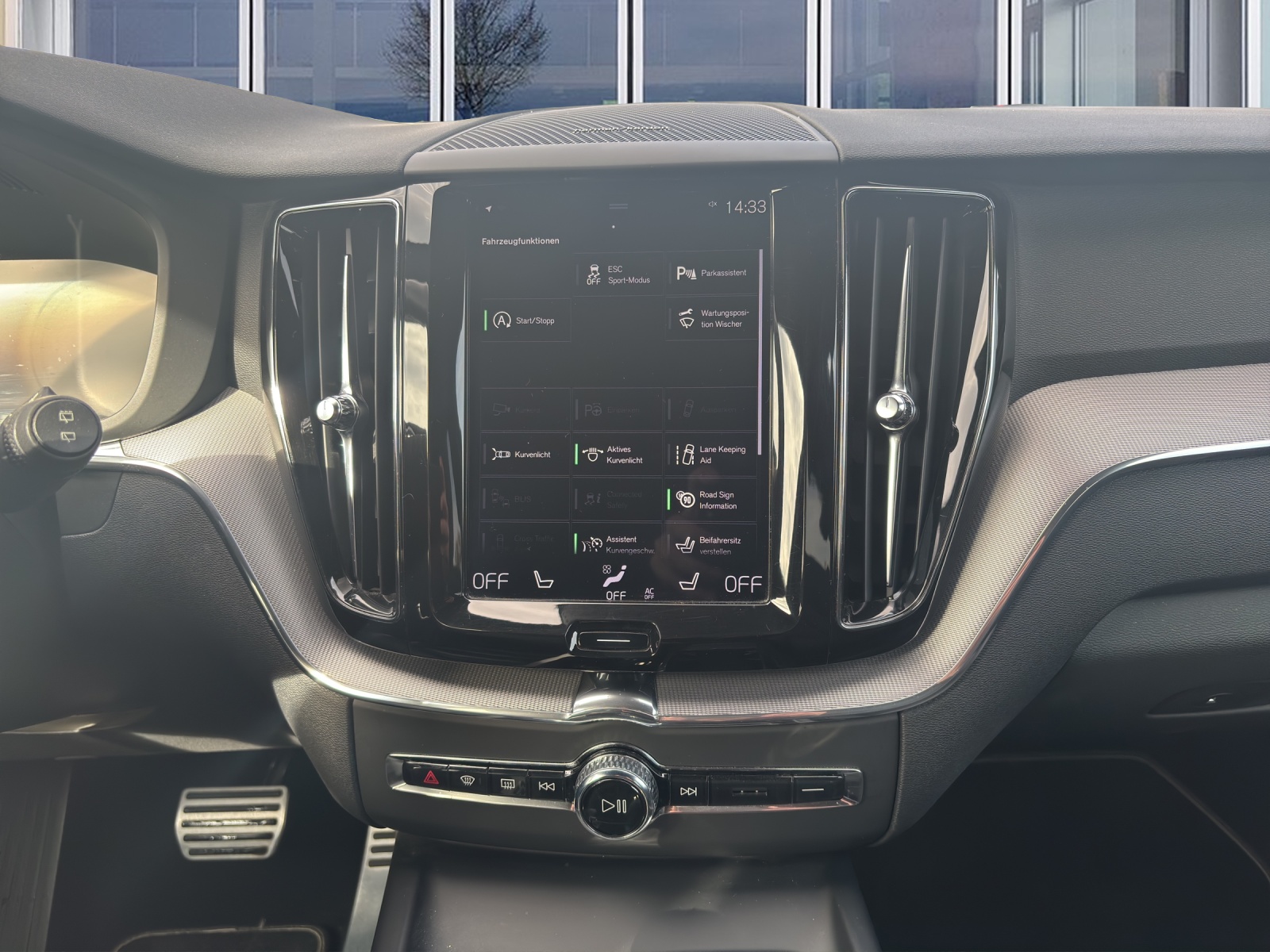 VOLVO XC60 2.0 B5 MH R-Design AWD-image-12