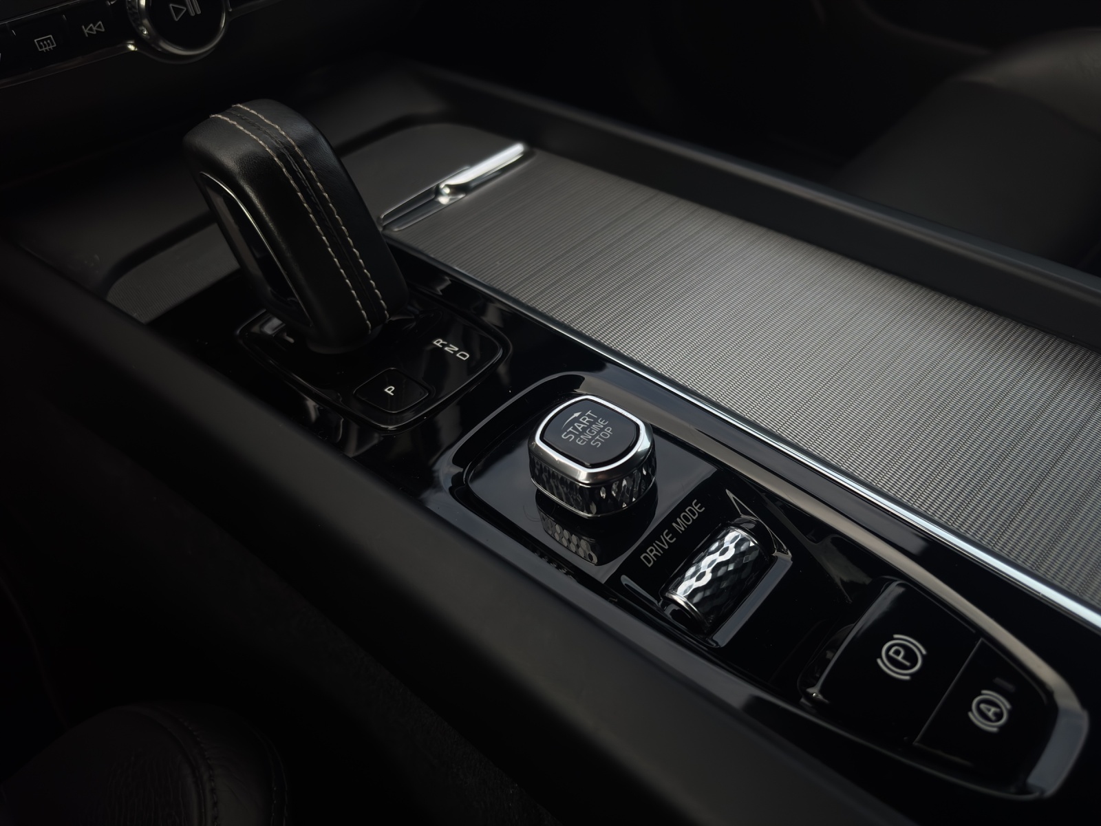 VOLVO XC60 2.0 B5 MH R-Design AWD-image-13