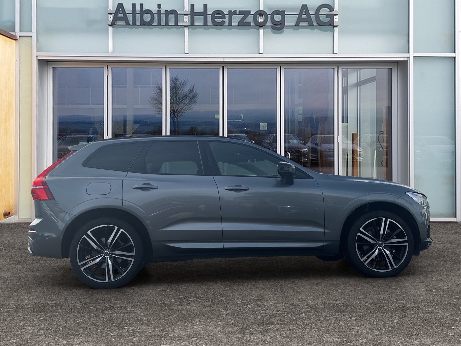 VOLVO XC60 2.0 B5 MH R-Design AWD-image-4