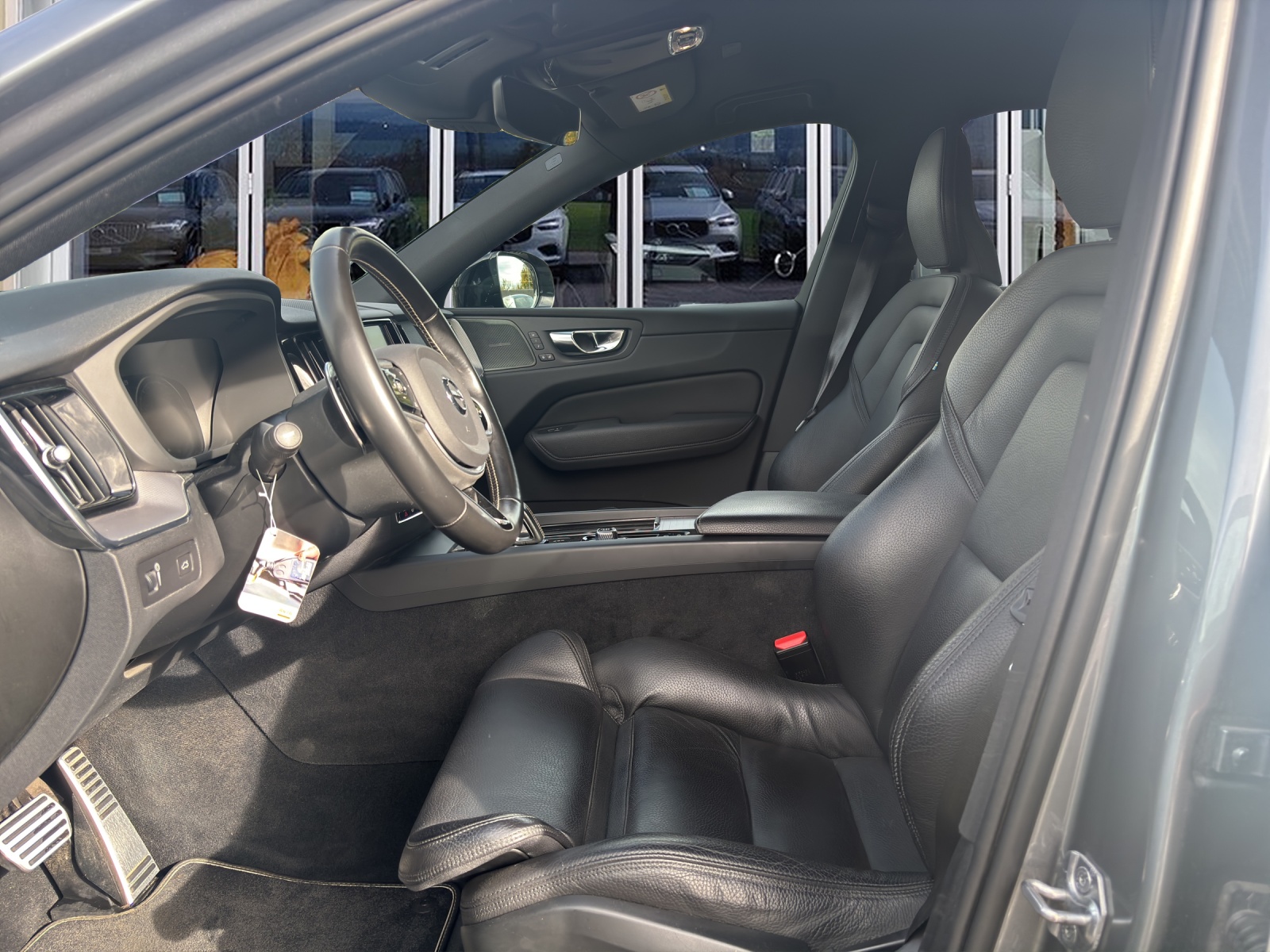 VOLVO XC60 2.0 B5 MH R-Design AWD-image-8