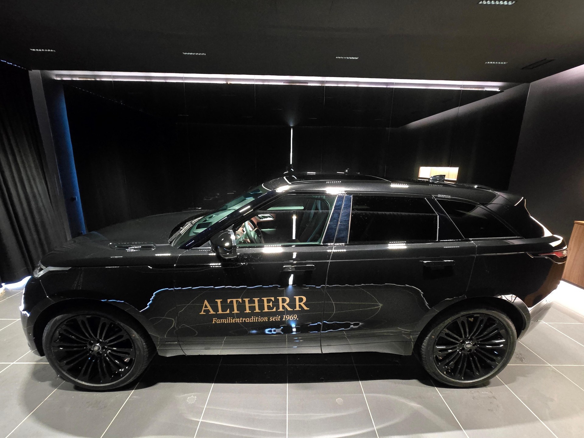 LAND ROVER Range Rover Velar 3.0 D I6 300 Autobiography-showroom-element-1