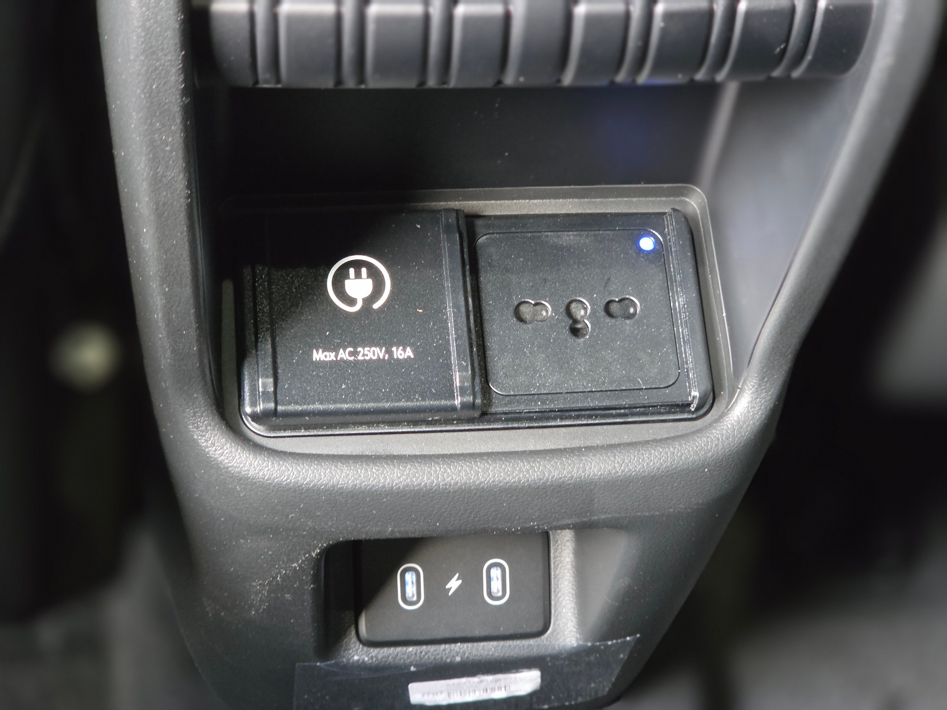 HYUNDAI Kona EV 65.4 kWh N Line-image-10