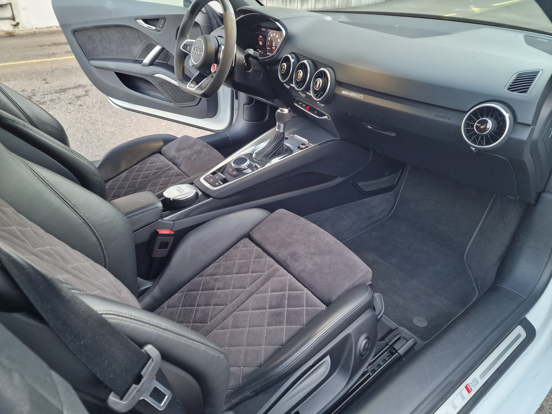 AUDI TT RS Roadster 2.5 TFSI Quattro-image-15