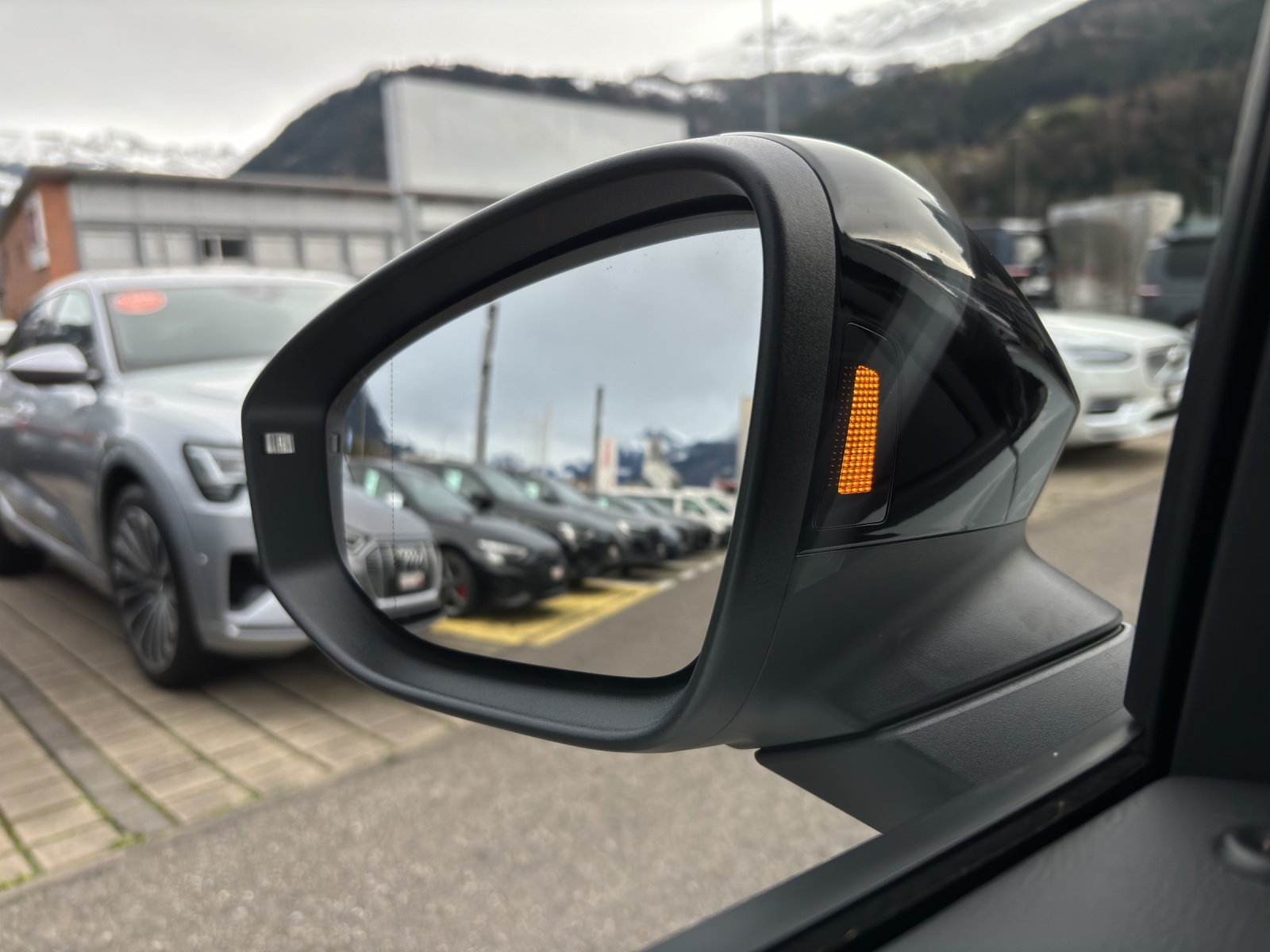 VW T-Roc 1.5 eTSI mHEV R-Line DSG-image-13