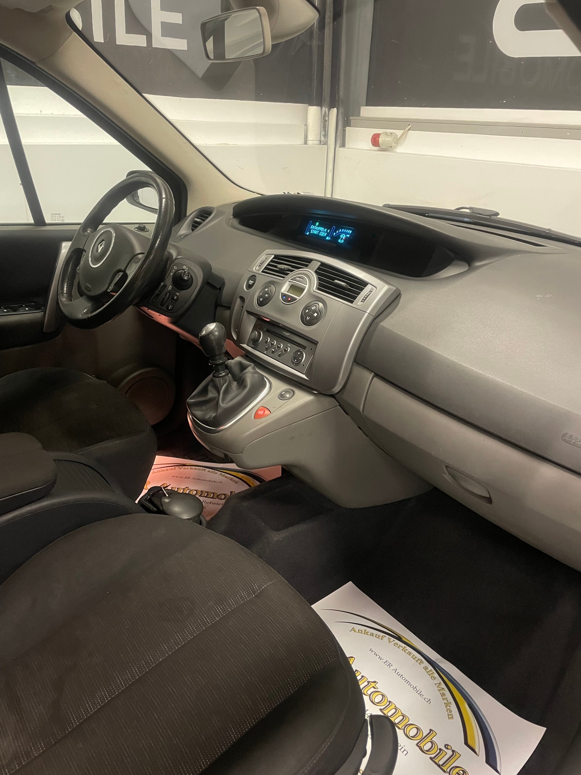 RENAULT Scénic 2.0 16V Turbo Privilège-image-9