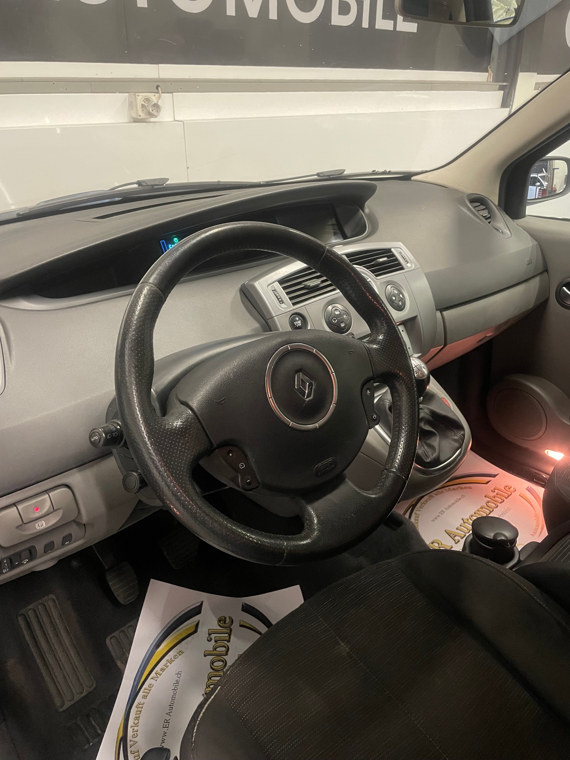 RENAULT Scénic 2.0 16V Turbo Privilège-image-10