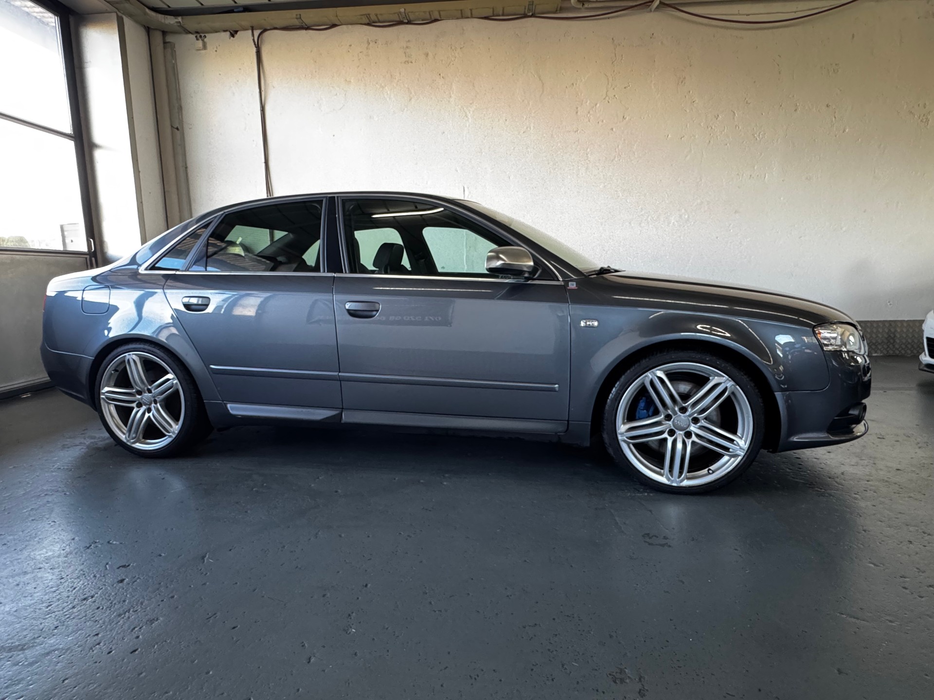 AUDI S4 Limousine 4.2 V8 quattro-image-6