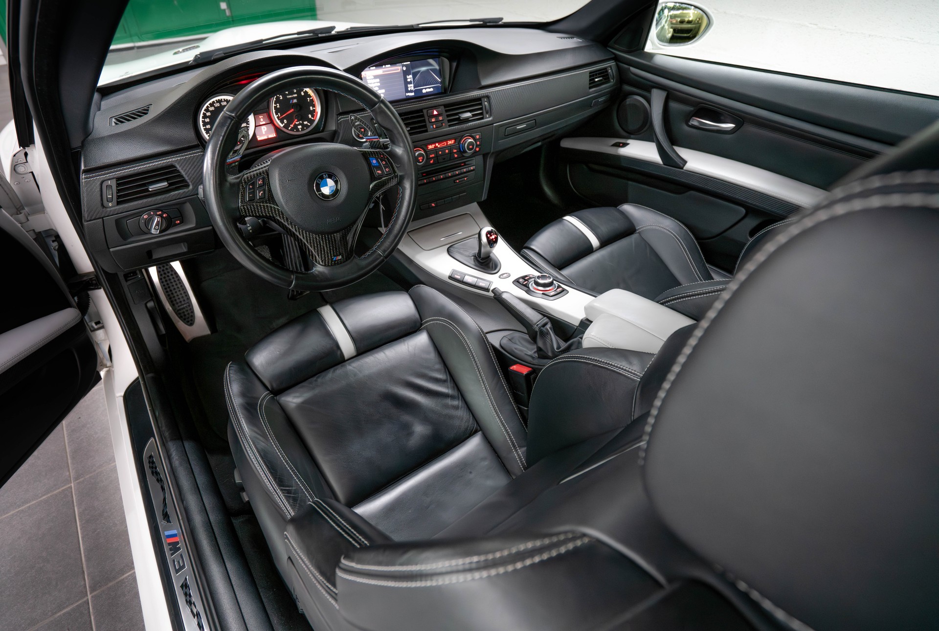 BMW M3 Coupé DSG Black & White Edition-image-13