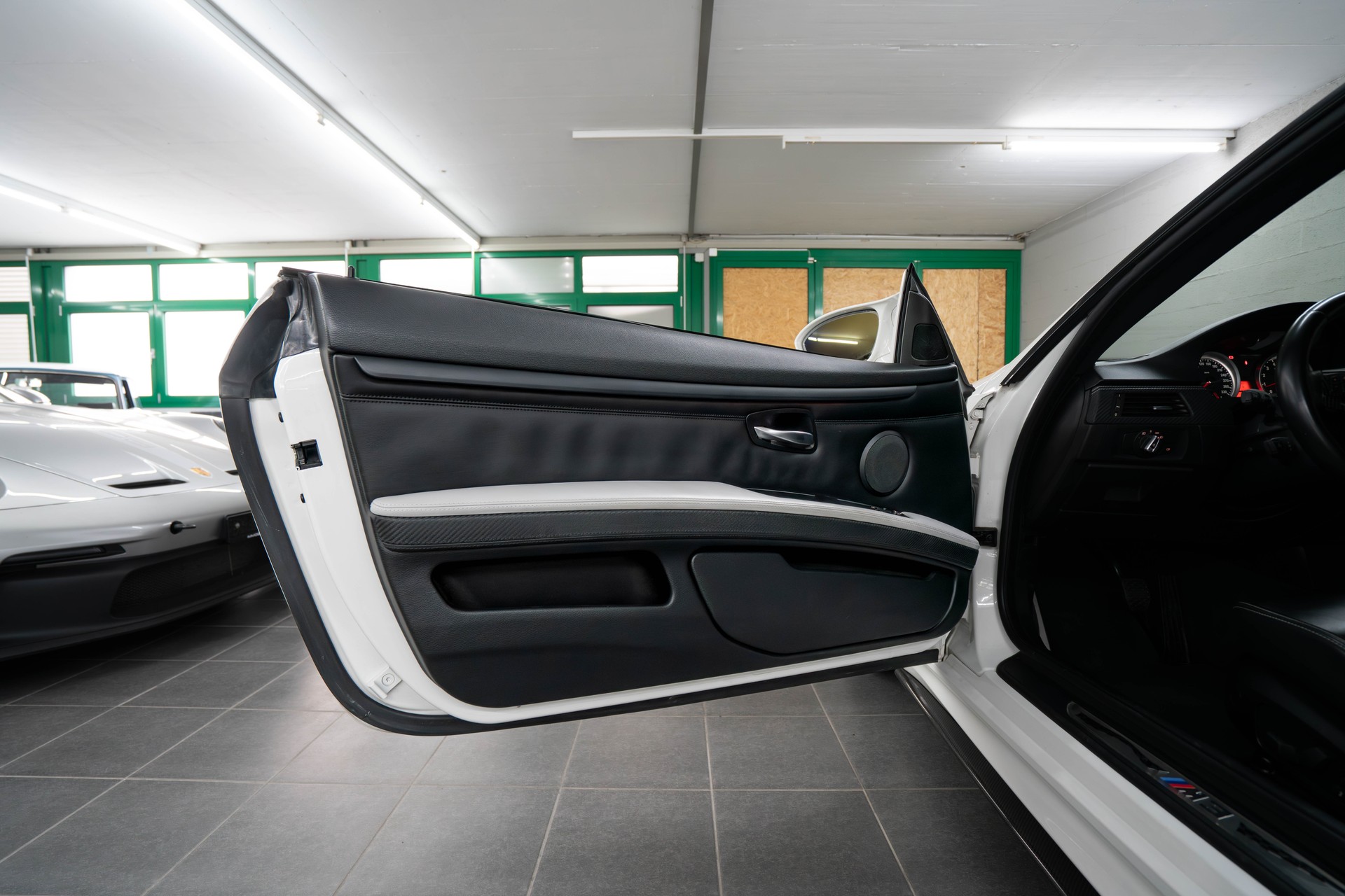 BMW M3 Coupé DSG Black & White Edition-image-18