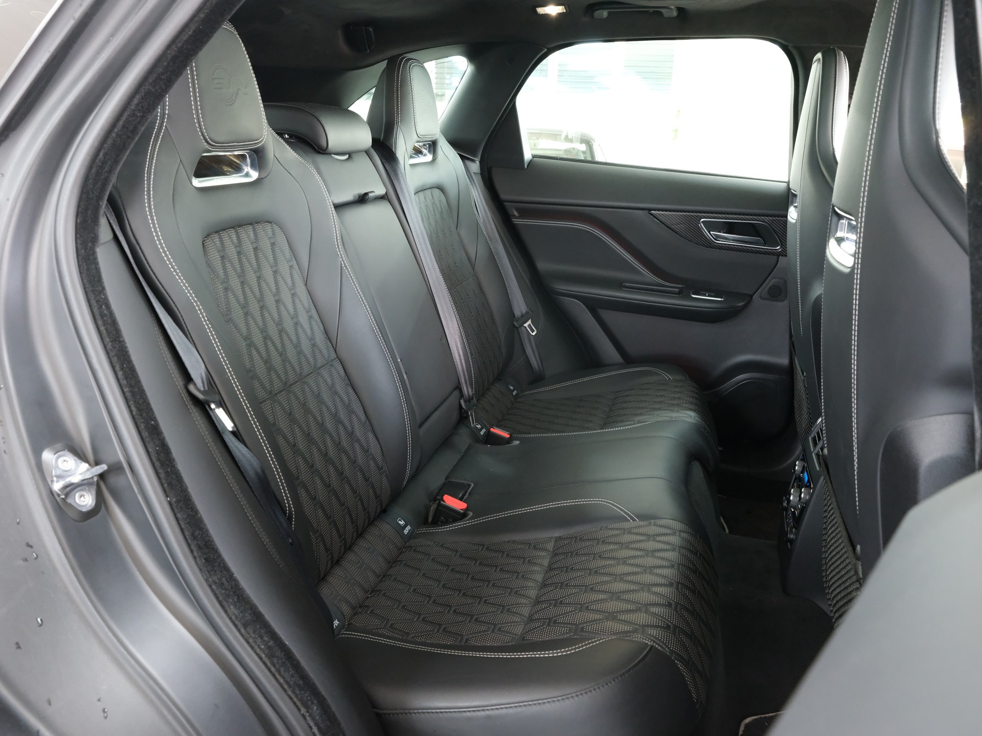 JAGUAR F-Pace 5.0 V8 SVR AWD Automatik-image-19