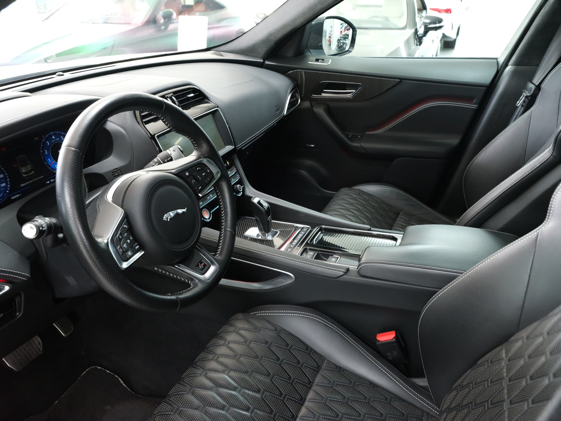 JAGUAR F-Pace 5.0 V8 SVR AWD Automatik-image-13