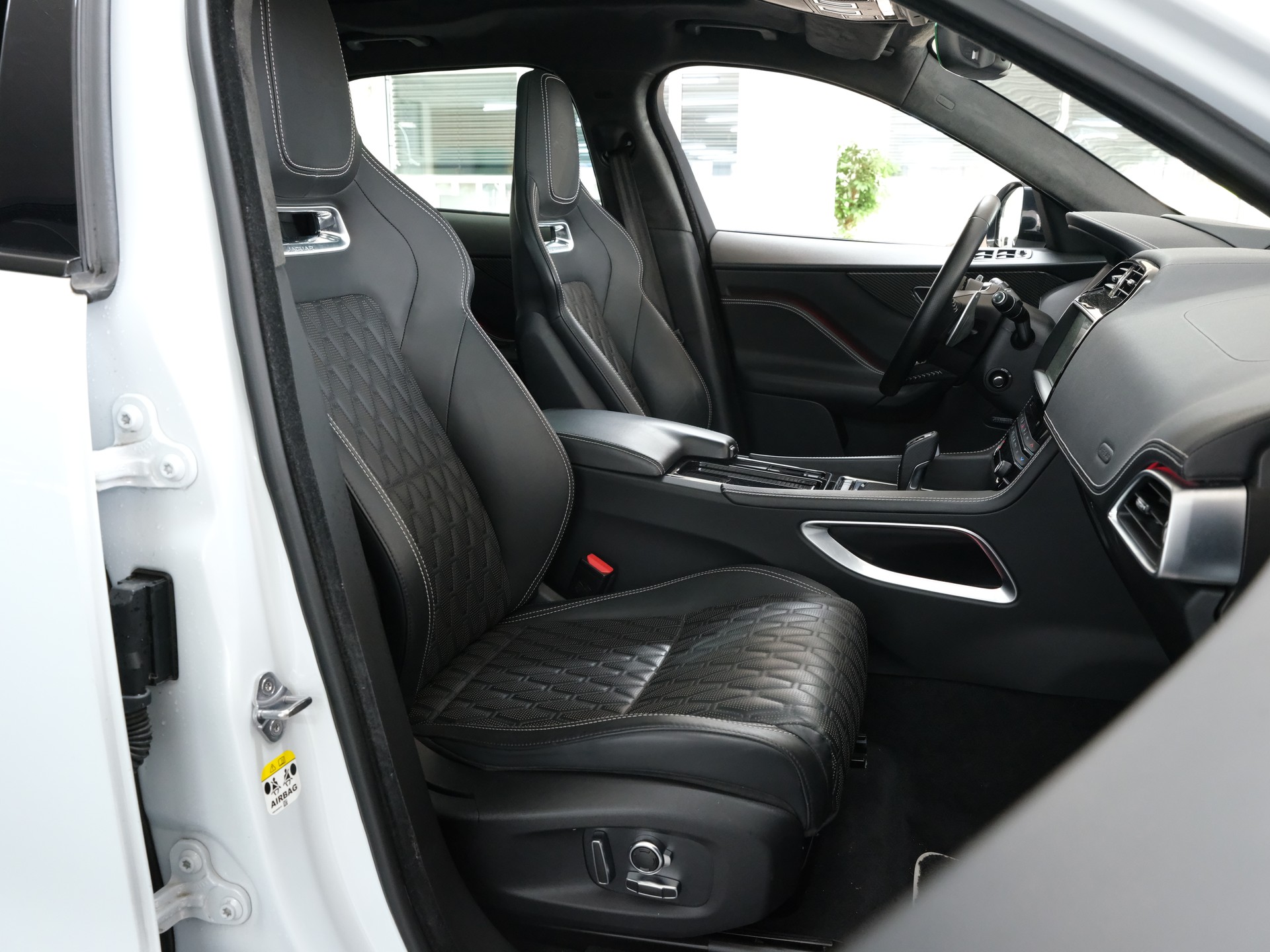 JAGUAR F-Pace 5.0 V8 SVR AWD Automatik-image-23