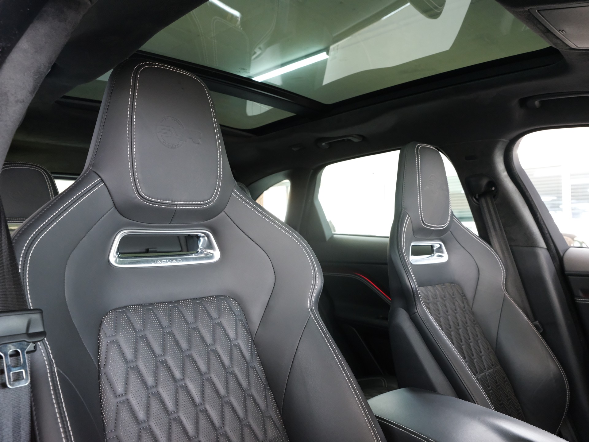 JAGUAR F-Pace 5.0 V8 SVR AWD Automatik-image-24