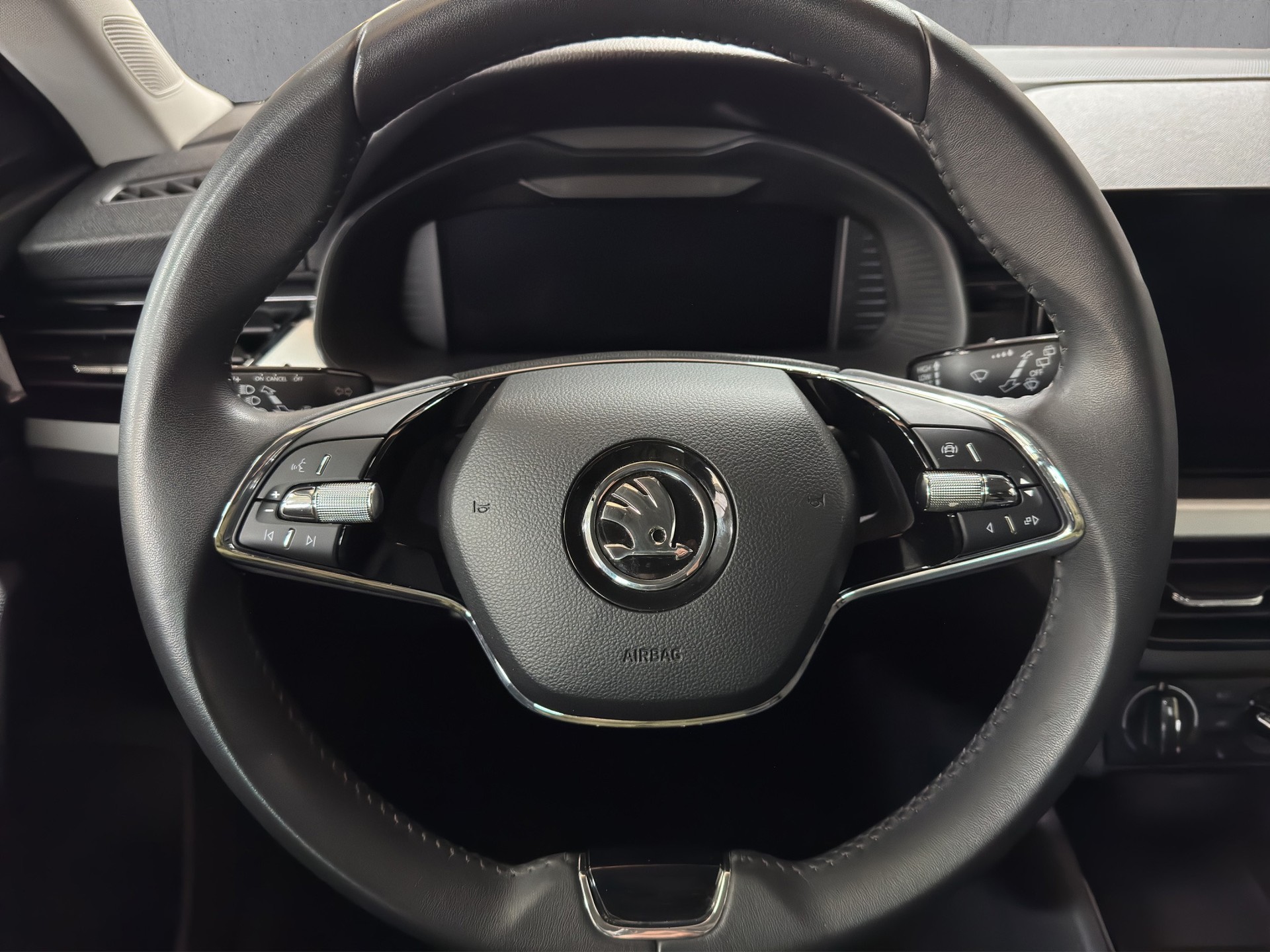 SKODA Kamiq 1.0 TSI Ambition DSG "Navi-RF.-Kamera"-image-12