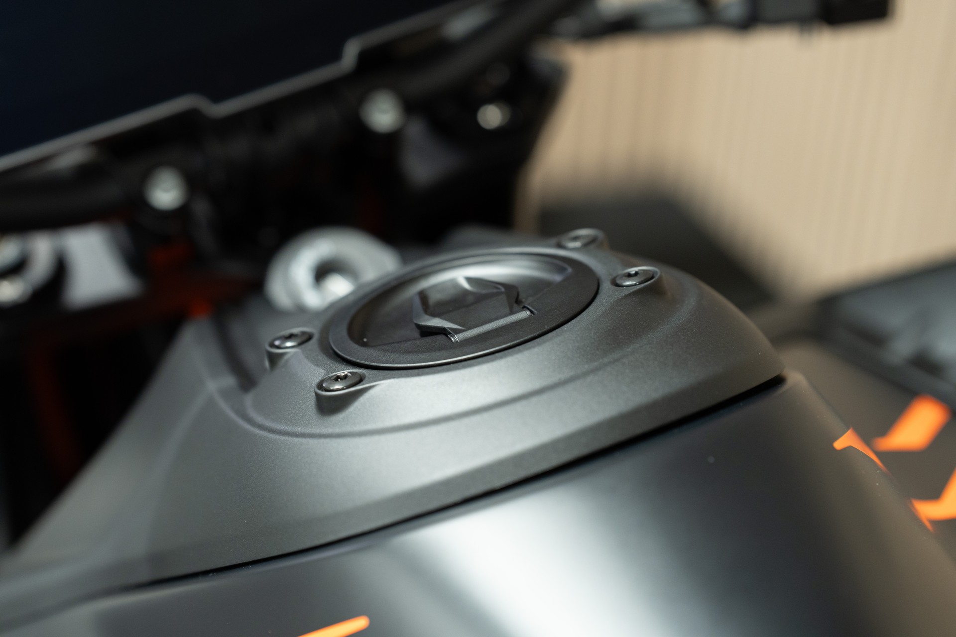 KTM 990 Duke R mit Sportschalldämpfer, Kurzheck und Lenkerendspiegeln-showroom-element-3