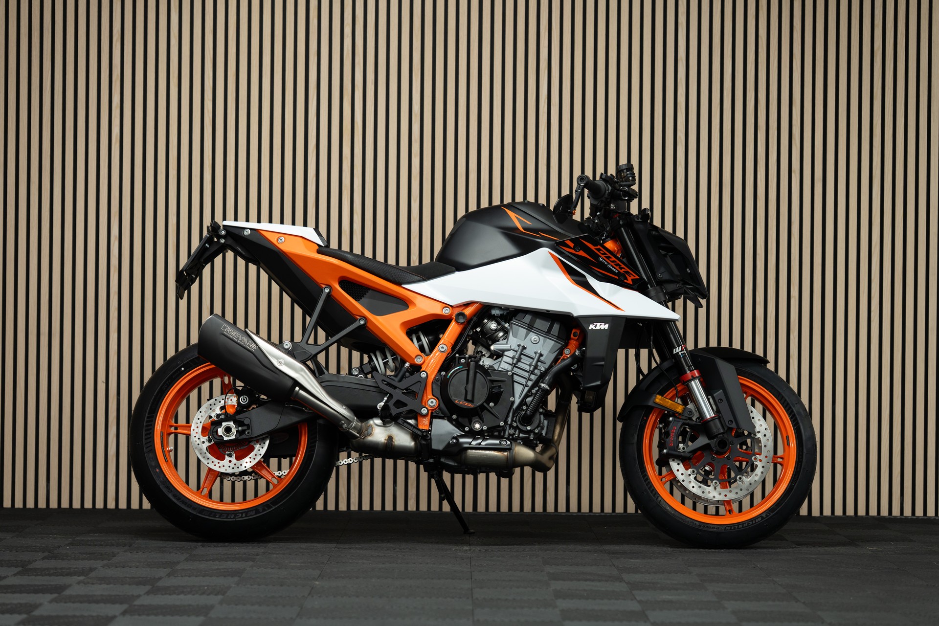 KTM 990 Duke R mit Sportschalldämpfer, Kurzheck und Lenkerendspiegeln