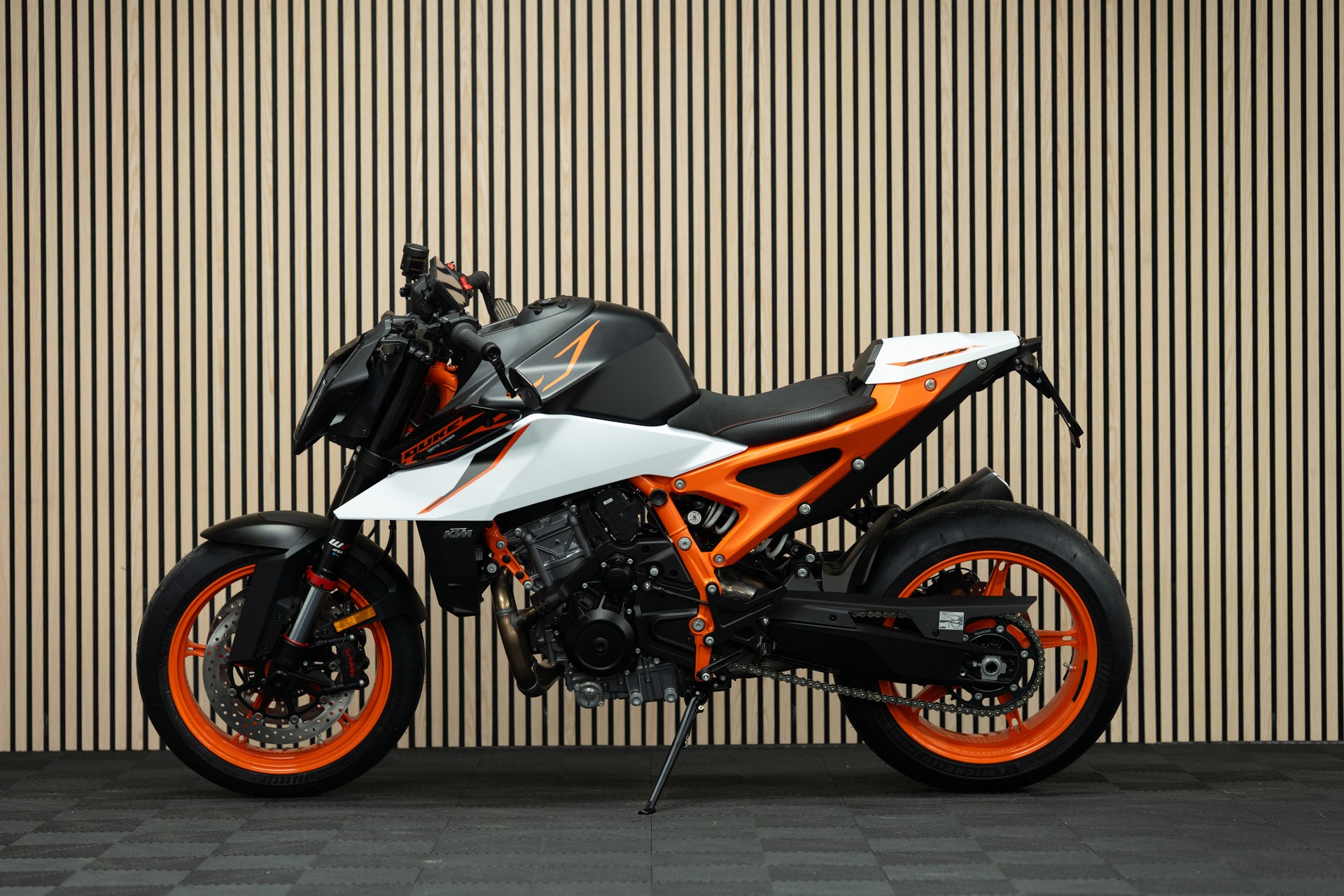 KTM 990 Duke R mit Sportschalldämpfer, Kurzheck und Lenkerendspiegeln-showroom-element-1