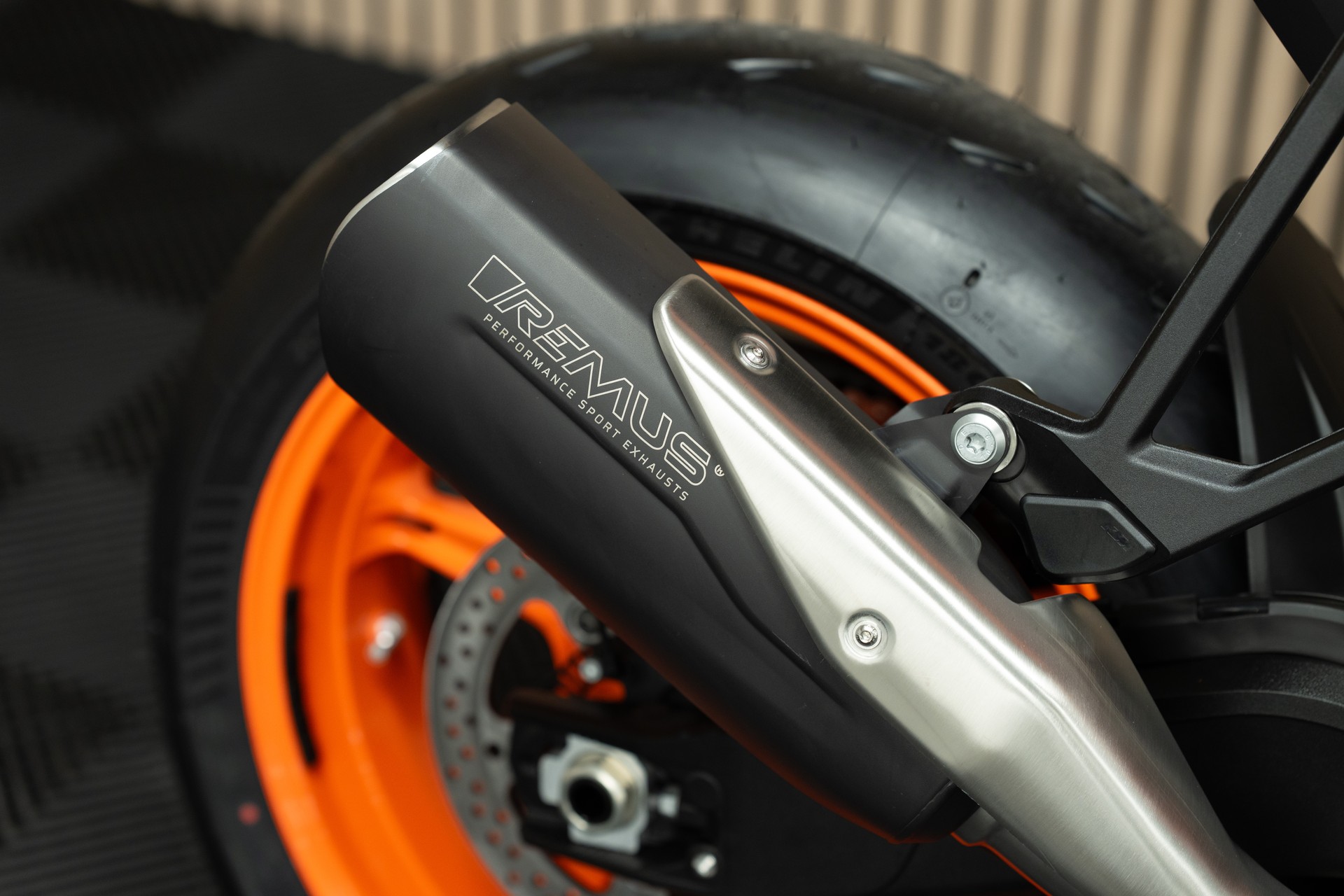 KTM 990 Duke R mit Sportschalldämpfer, Kurzheck und Lenkerendspiegeln-image-4