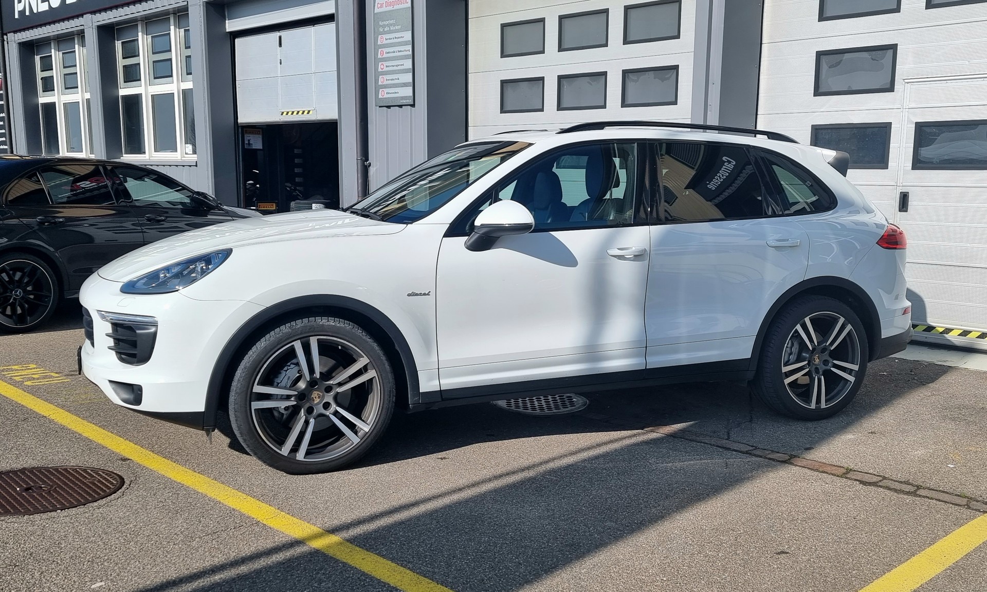 PORSCHE Cayenne S Diesel-showroom-element-1