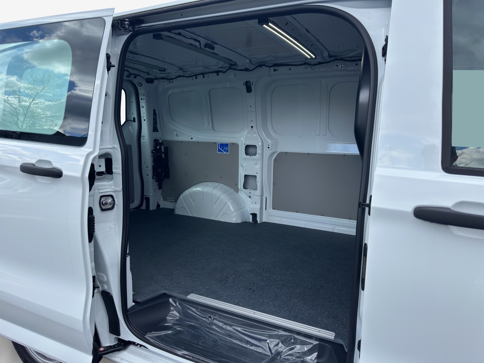 VW Transporter 2.0 TDI-image-11