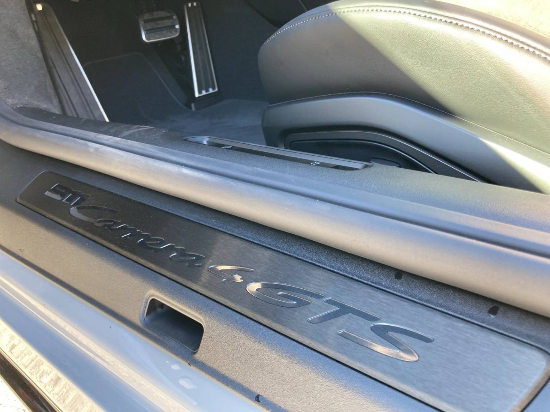 PORSCHE 911 Carrera 4 GTS Cabriolet-image-18