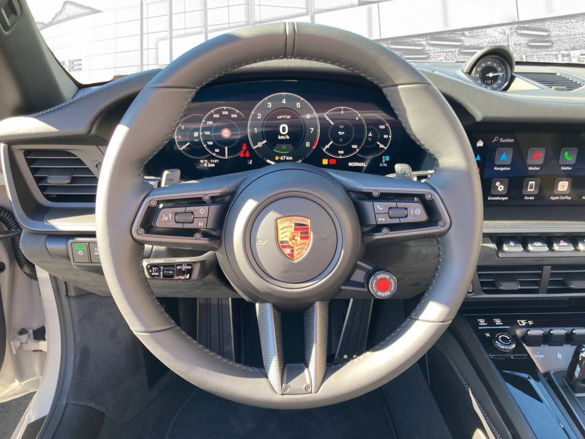 PORSCHE 911 Carrera 4 GTS Cabriolet-image-10