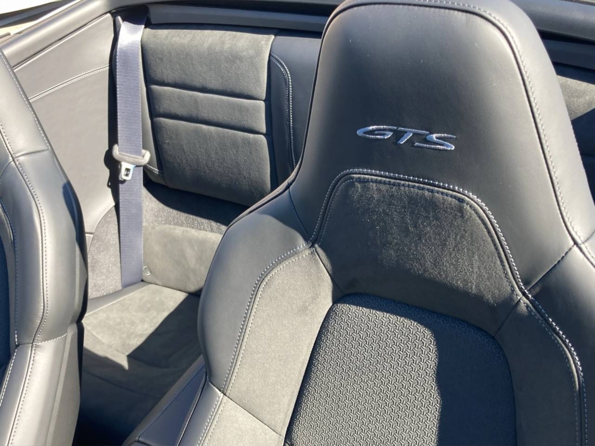 PORSCHE 911 Carrera 4 GTS Cabriolet-image-17