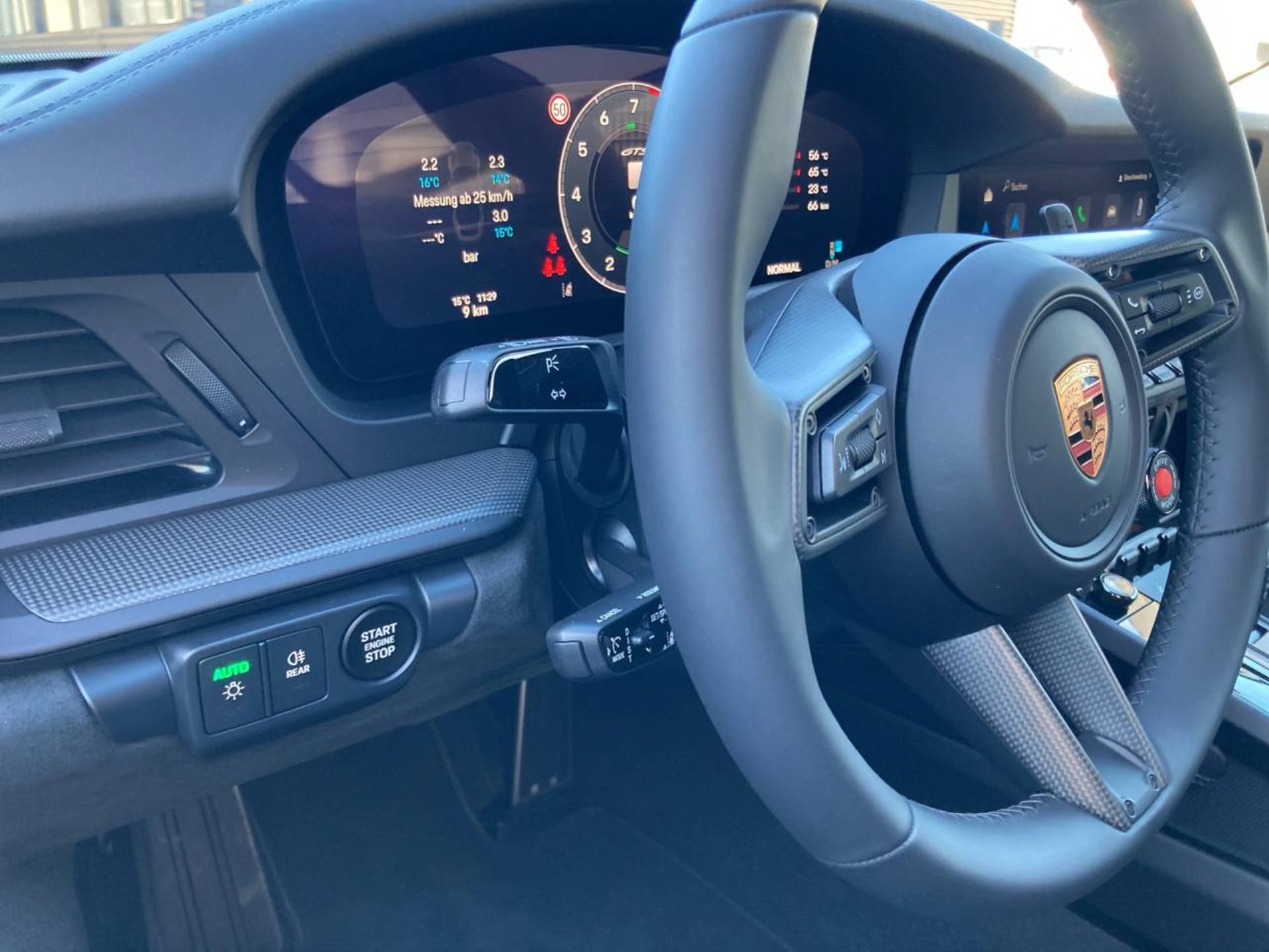 PORSCHE 911 Carrera 4 GTS Cabriolet-image-12