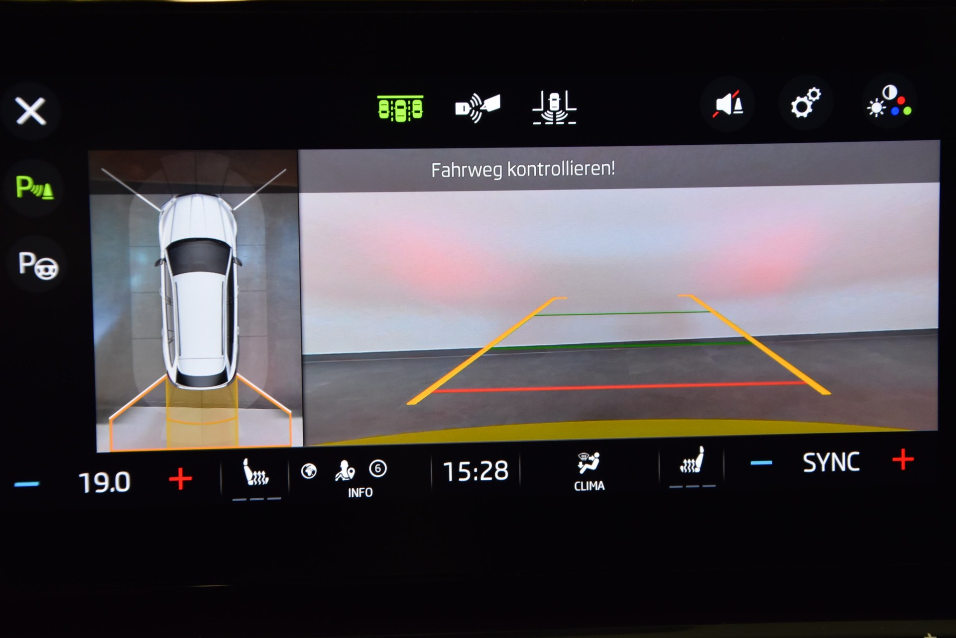 SKODA Octavia Combi 2.0 TSI DSG RS-image-9