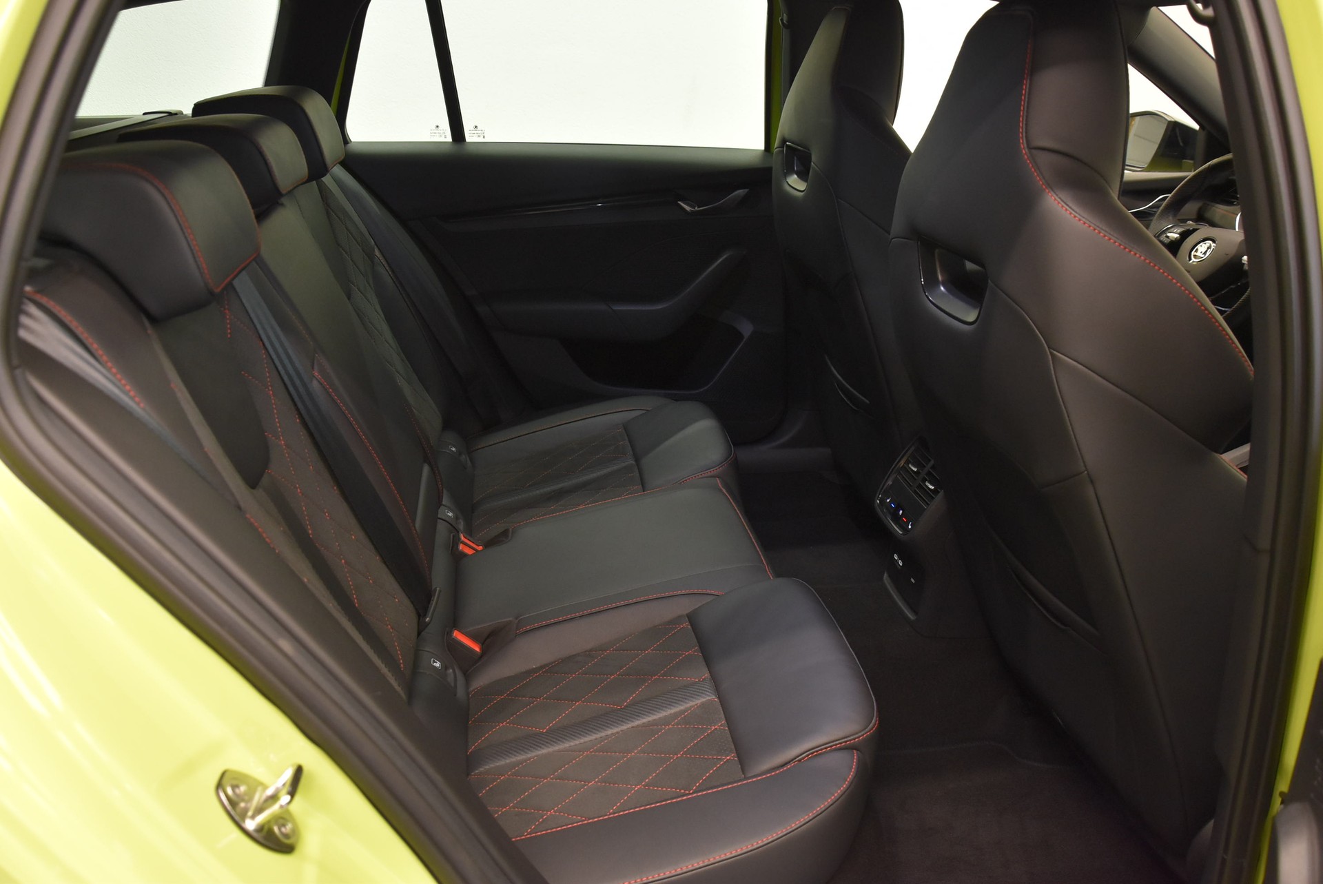 SKODA Octavia Combi 2.0 TSI DSG RS-image-10