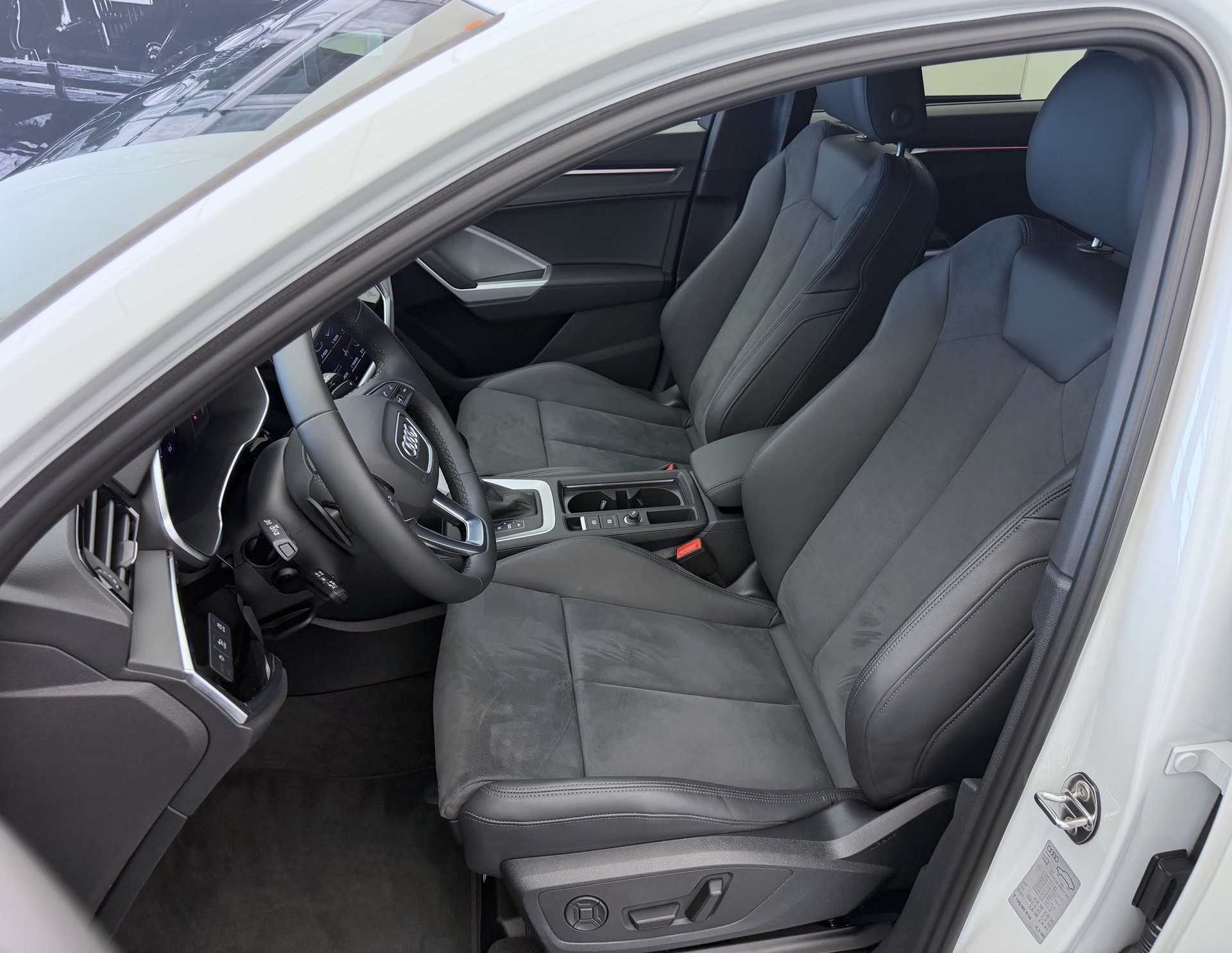 AUDI Q3 45 TFSI quattro S-tronic-image-4