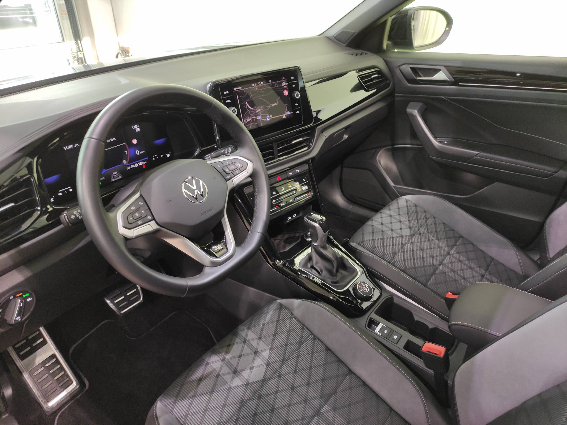VW T-Roc 2.0 TSI R-Line Black-Style DSG 4motion-image-3