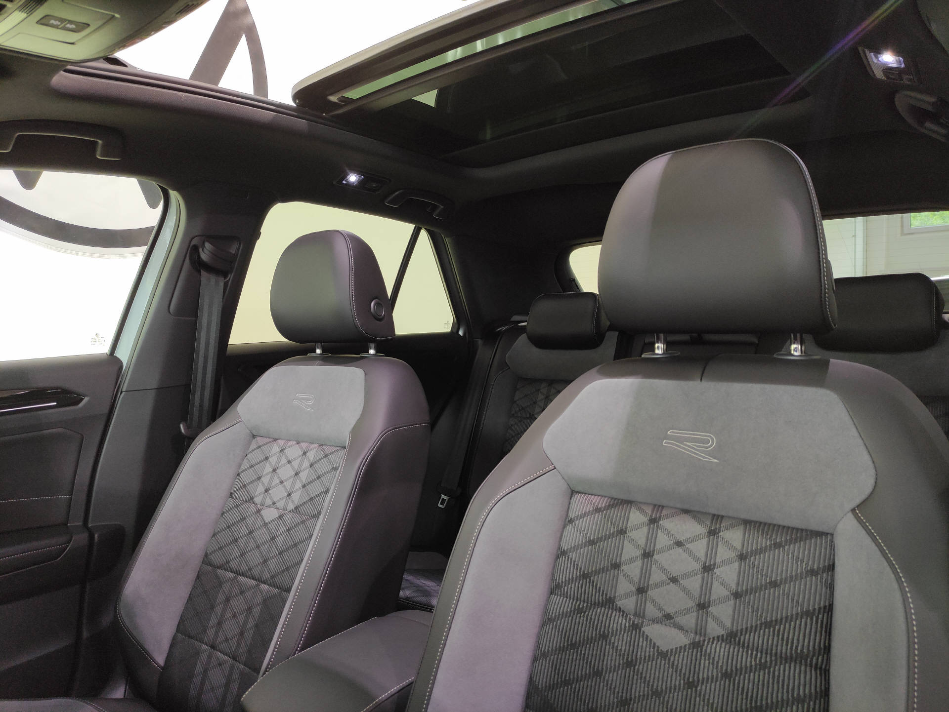VW T-Roc 2.0 TSI R-Line Black-Style DSG 4motion-image-5